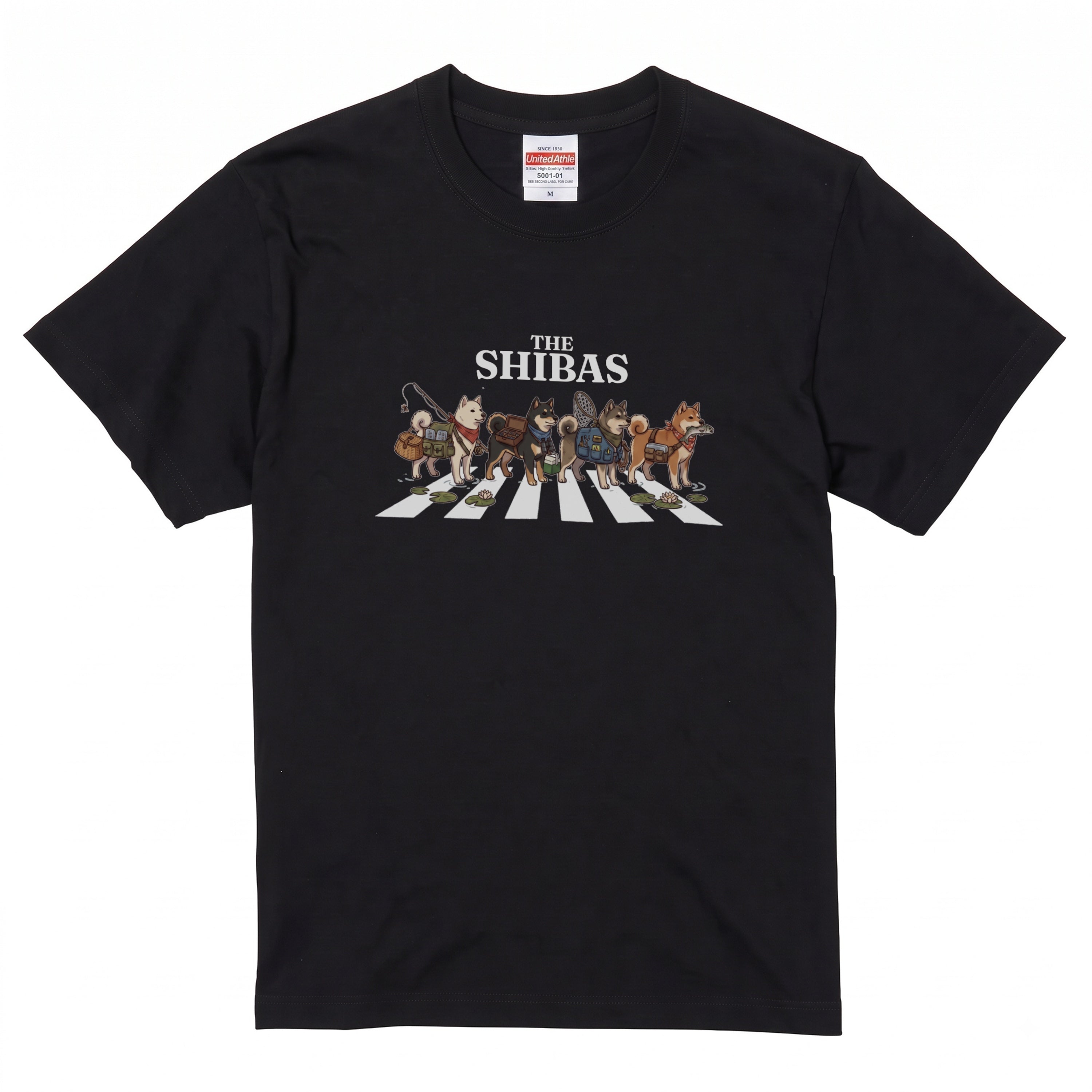 THE SHIBAS | 横断歩道 ゆるかわ 柴犬 フィッシング パロディTシャツ【愛犬家・釣り好き・アウトドア・ギフトに最適】