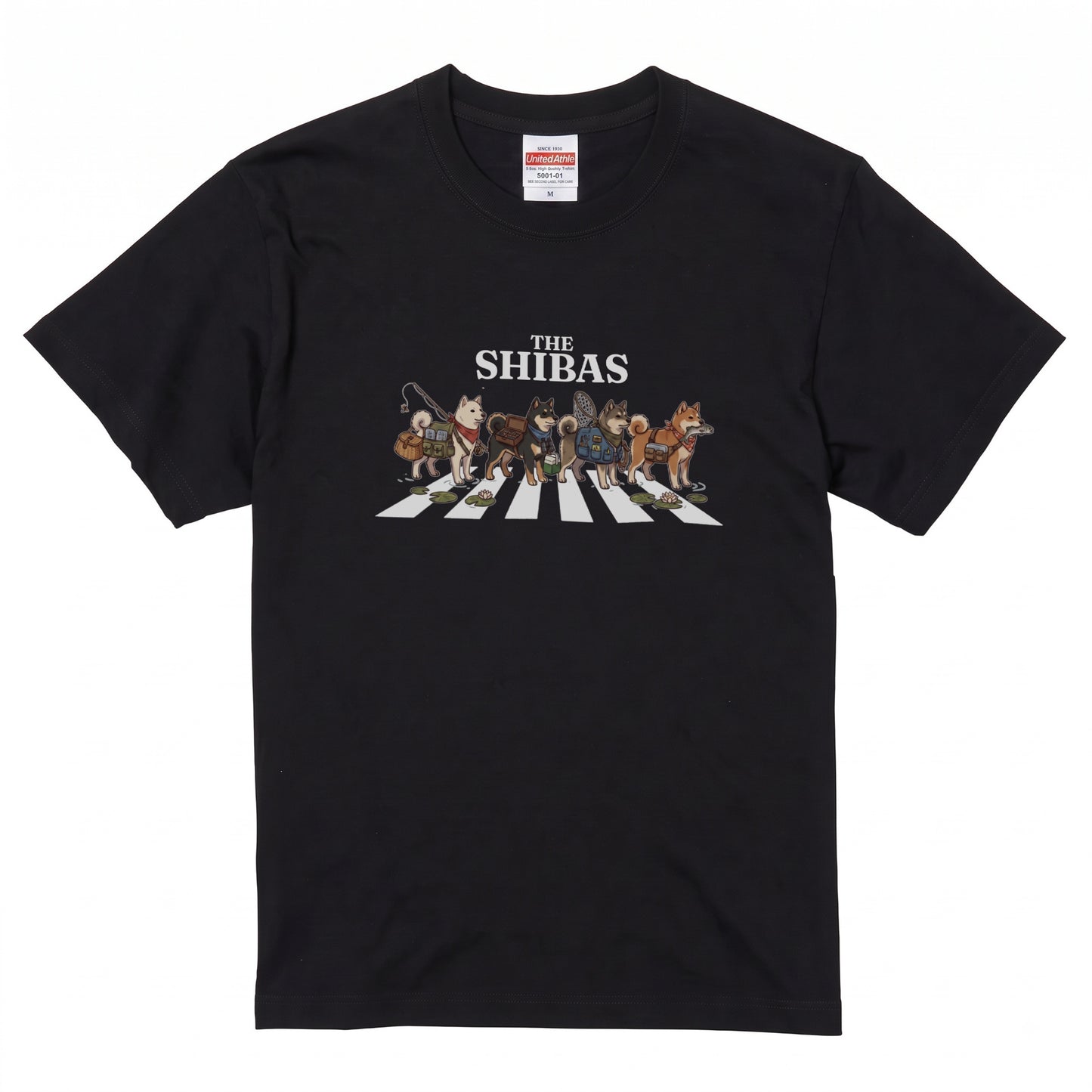 THE SHIBAS | 横断歩道 ゆるかわ 柴犬 フィッシング パロディTシャツ【愛犬家・釣り好き・アウトドア・ギフトに最適】