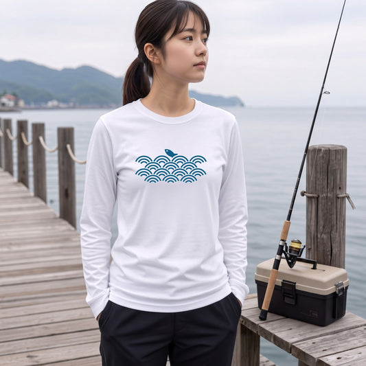 波と魚 | 和風 伝統 幾何学 青海波 魚 イラスト 釣り人 クール 長袖Tシャツ【釣り好き・和柄好き・アングラー・プレゼントに最適】