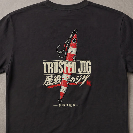 TRUSTED JIG 歴戦のジグ 釣り Tシャツ |バックプリント