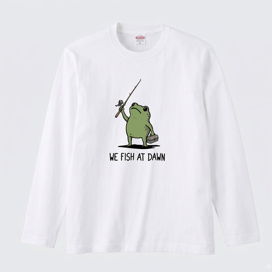 WE FISH AT DAWN | カエル 魚釣り イラスト ワンポイント かわいい 長袖Tシャツ【釣り男子・釣りガール・ルームウェア・ギフト】