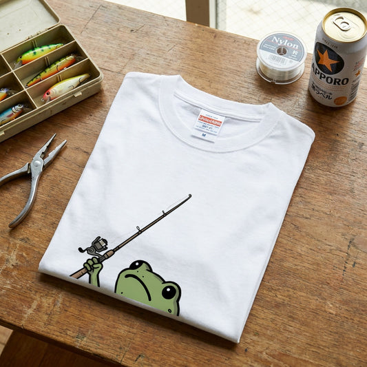 「WE FISH AT DAWN」タックルボックス持つ蛙 ゆるカワ白Tシャツ | CASTMODE