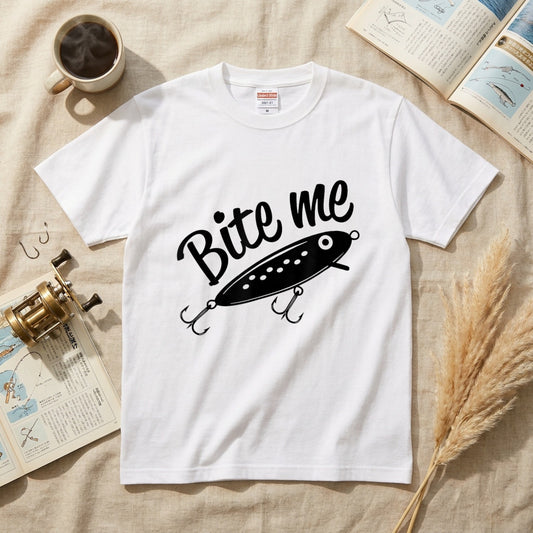 「Bite me」ルアー イラスト Tシャツ - おもしろ 釣り 服 | CASTMODE