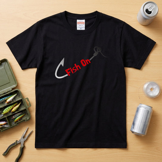 「Fish On」釣り Tシャツ - 釣り針 フック ロゴ グラフィック | 釣り 服 | CASTMODE