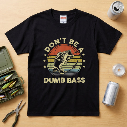 「DON'T BE A DUMB BASS」おもしろ 釣り Tシャツ - ヴィンテージ レトロ | CASTMODE