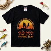 Never Underestimate An Old Man With A Fishing Rod ヴィンテージ風 釣り黒Tシャツ | CASTMODE