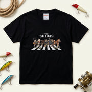 THE SHIBAS | 横断歩道 ゆるかわ 柴犬 フィッシング パロディTシャツ【愛犬家・釣り好き・アウトドア・ギフトに最適】