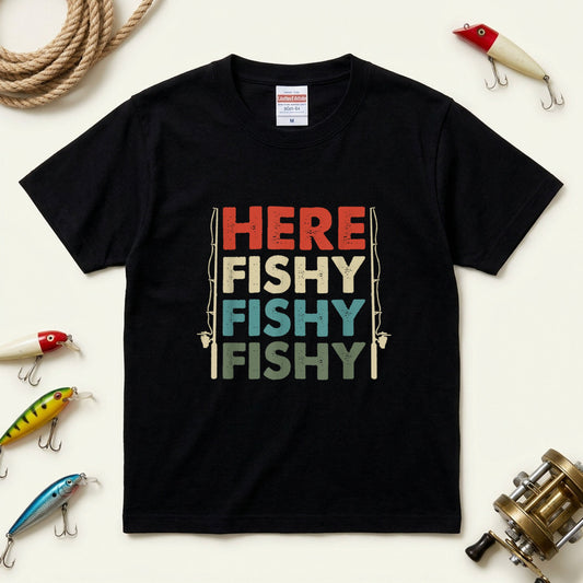「HERE FISHY FISHY FISHY」釣り Tシャツ - ヴィンテージ ロッド イラスト | 釣り 服 | CASTMODE