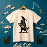 「魚を抱く黒猫とカラス」木版画風 ホワイトアートTシャツ | CASTMODE