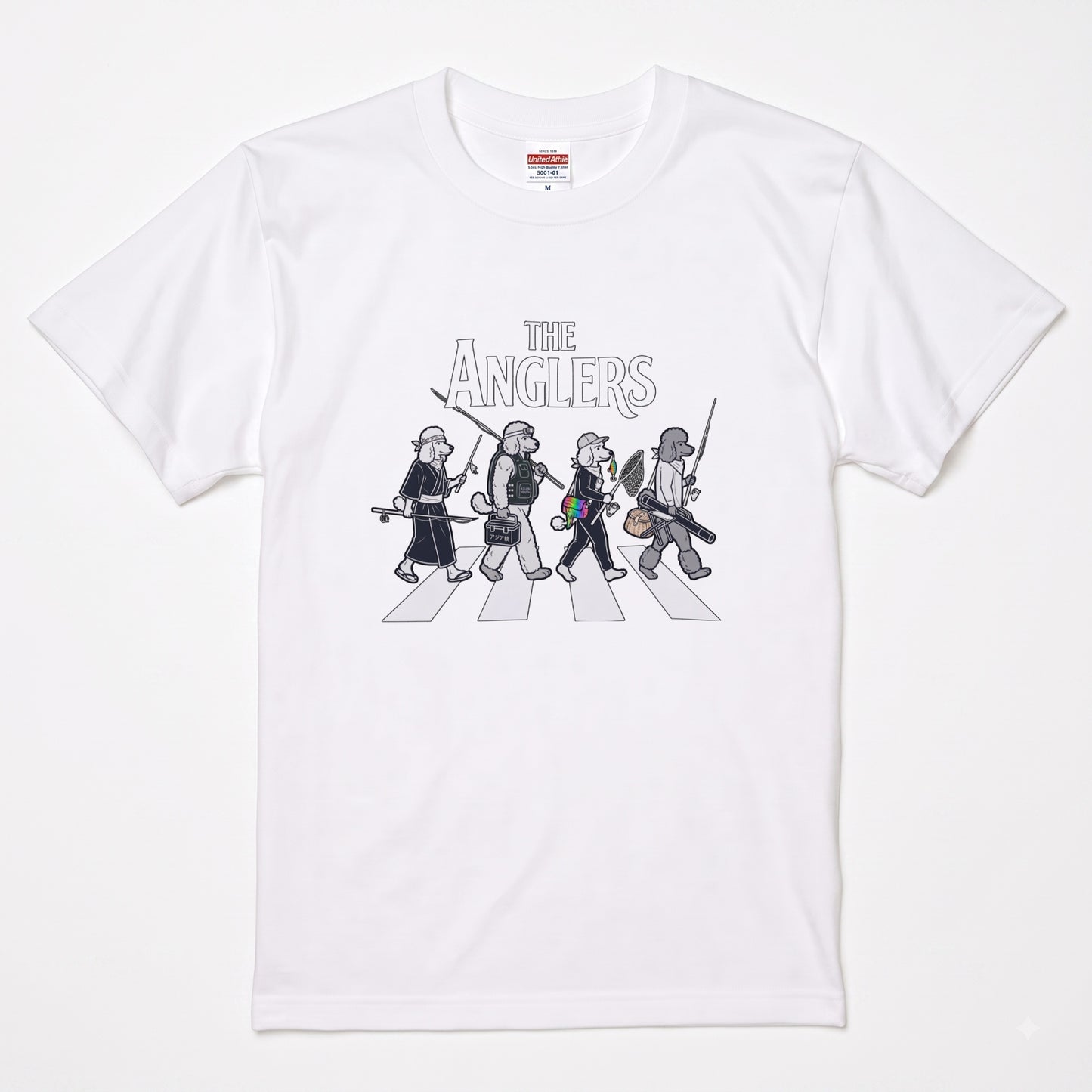THE ANGLERS POODLE | 釣り人 トイプードル 横断歩道 ゆるかわ パロディ Tシャツ【犬好き・愛犬家・釣りグッズ・イベント・プレゼントに最適】