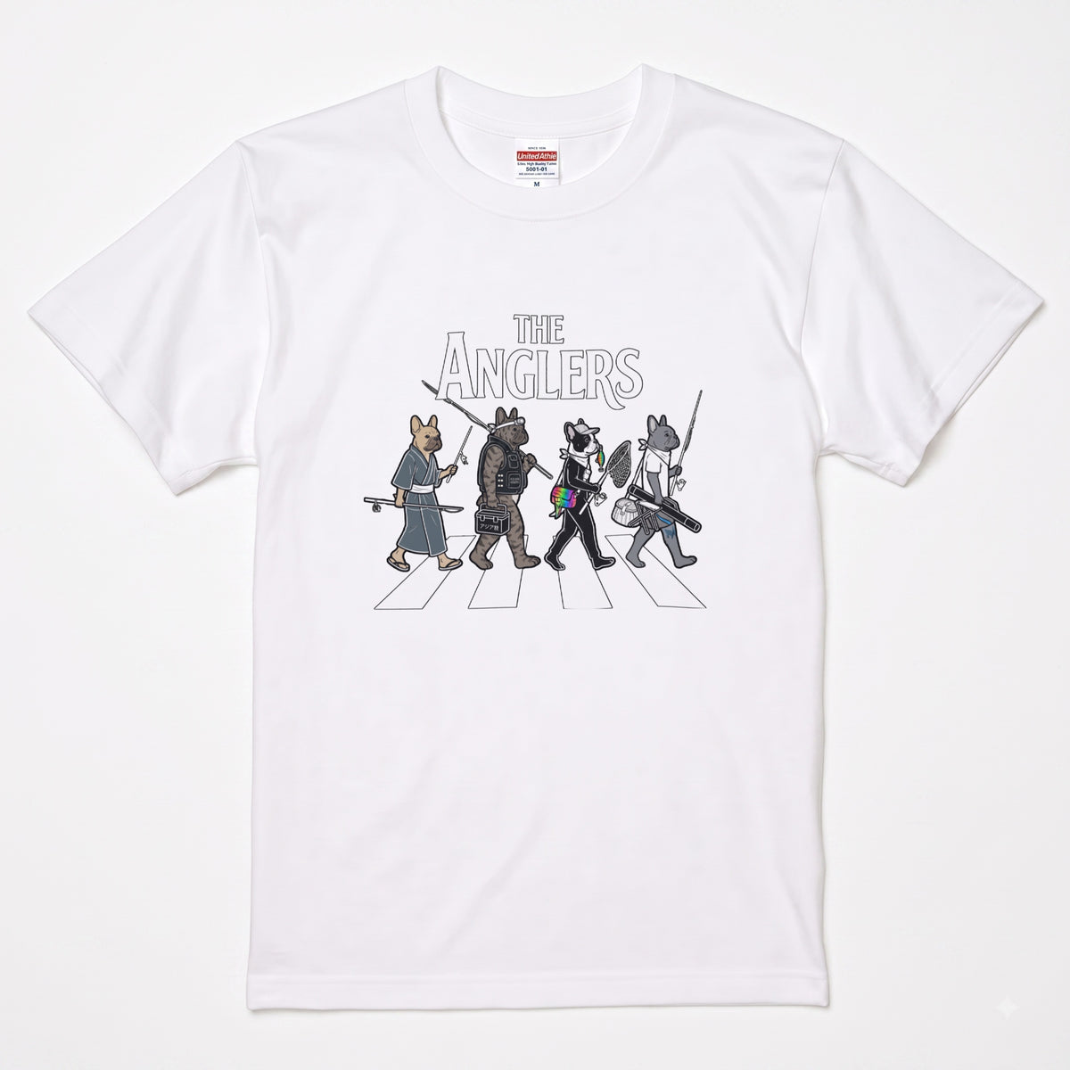 THE ANGLERS BULLDOG | 釣り人 フレンチブルドッグ 横断歩道 ゆるかわ パロディ Tシャツ【犬好き・愛犬家・鼻ぺちゃ犬・釣りグッズ・イベント・プレゼントに最適】