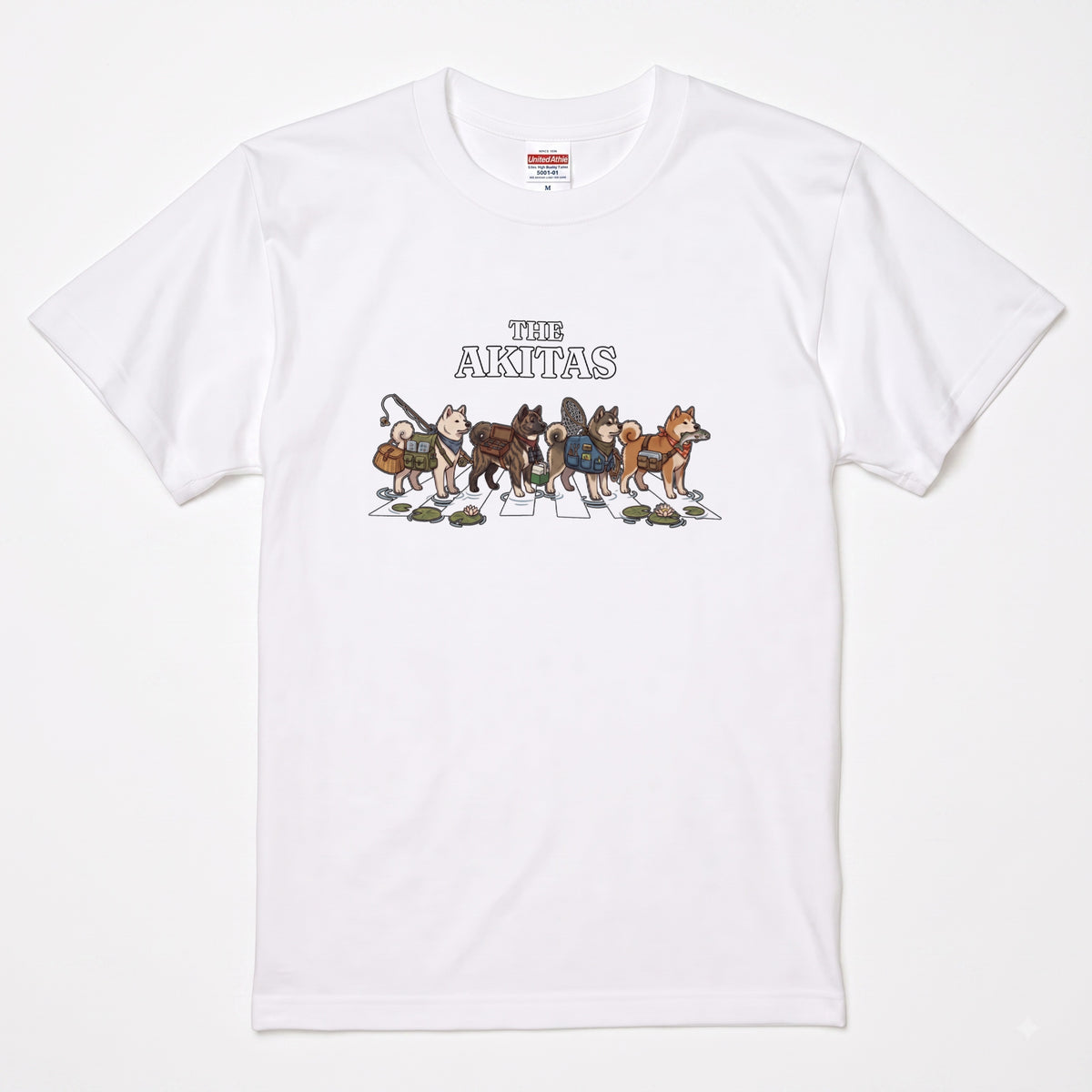 THE AKITAS | 横断歩道 ゆるかわ 秋田犬 フィッシング パロディTシャツ【愛犬家・釣り好き・アウトドア・ギフトに最適】