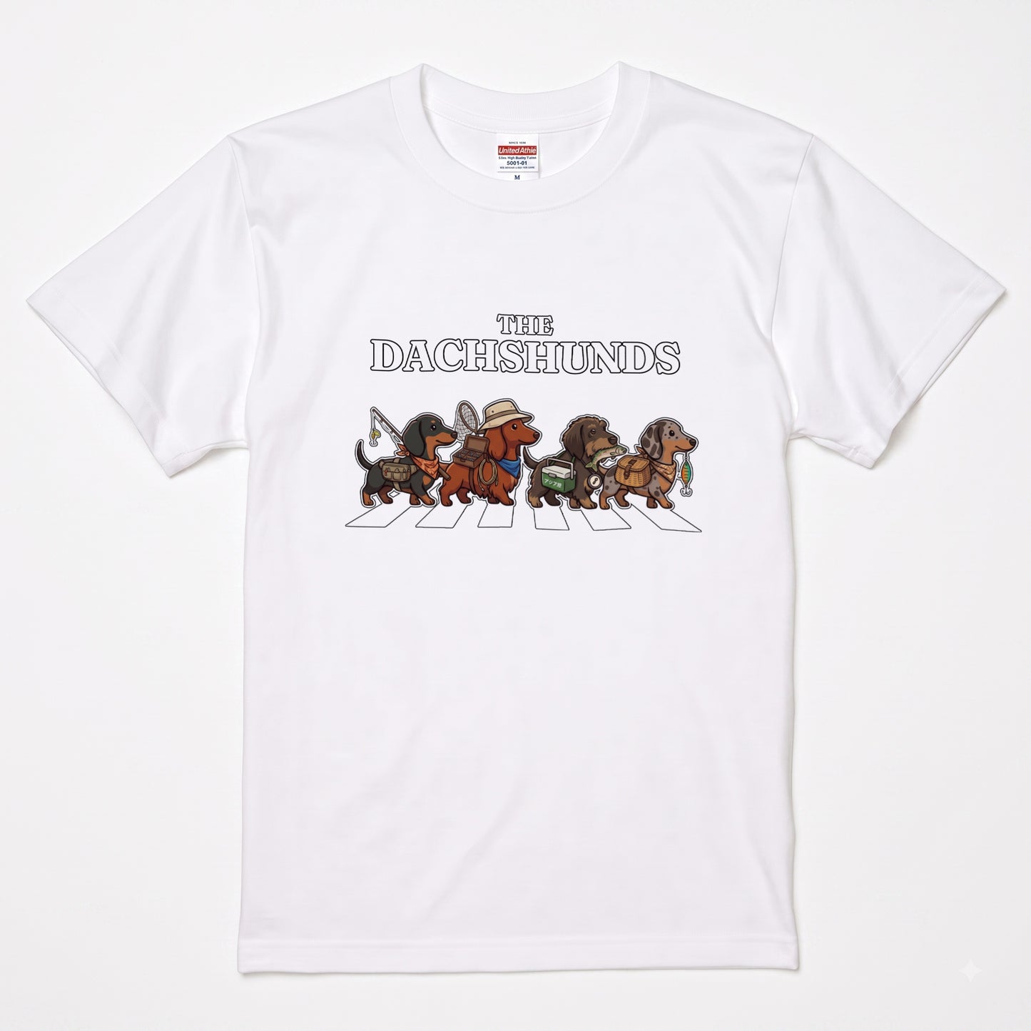 THE DACHSHUNDS | 横断歩道 ゆるかわ ダックスフンド フィッシング パロディTシャツ【愛犬家・釣り好き・アウトドア・ギフトに最適】