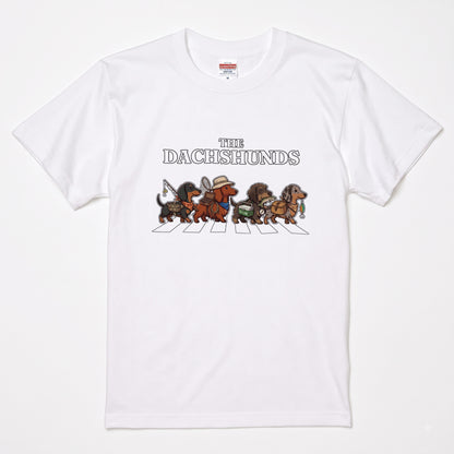 THE DACHSHUNDS | 横断歩道 ゆるかわ ダックスフンド フィッシング パロディTシャツ【愛犬家・釣り好き・アウトドア・ギフトに最適】