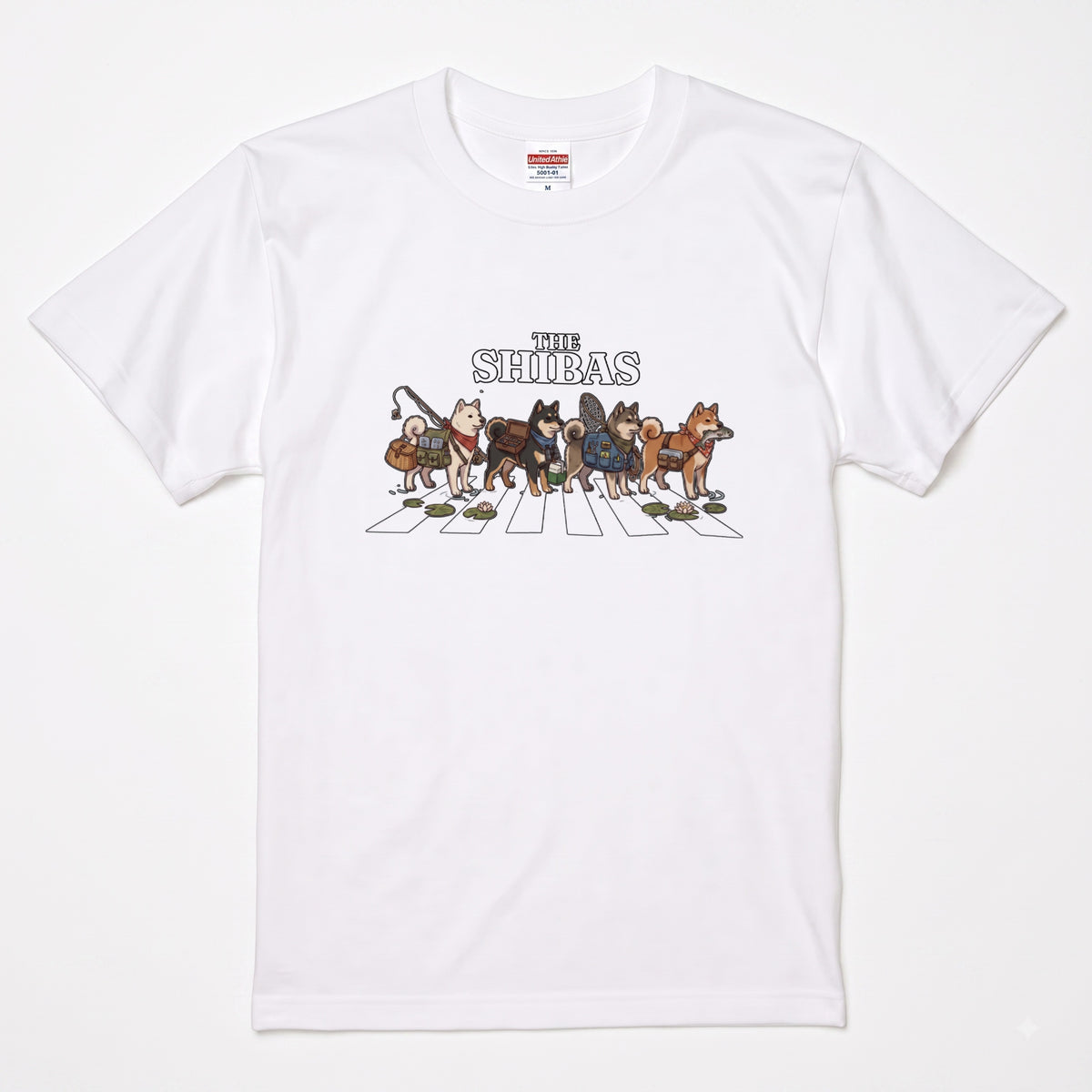 THE SHIBAS | 横断歩道 ゆるかわ 柴犬 フィッシング パロディTシャツ【愛犬家・釣り好き・アウトドア・ギフトに最適】