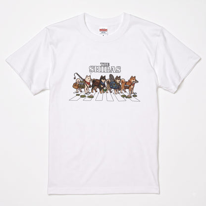THE SHIBAS | 横断歩道 ゆるかわ 柴犬 フィッシング パロディTシャツ【愛犬家・釣り好き・アウトドア・ギフトに最適】