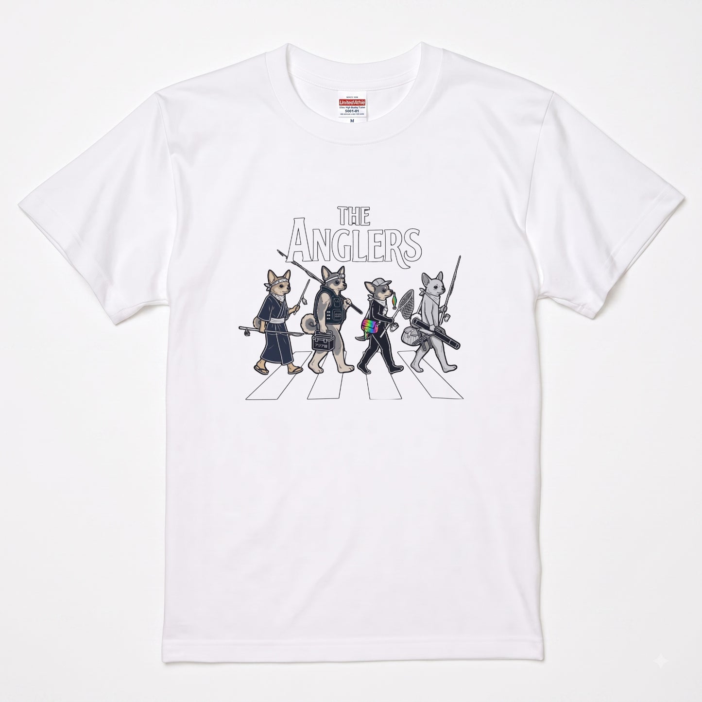 THE ANGLERS CHIHUAHUA | 釣り人 チワワ 横断歩道 ゆるかわ パロディ Tシャツ【犬好き・愛犬家・小型犬・釣りグッズ・イベント・プレゼントに最適】