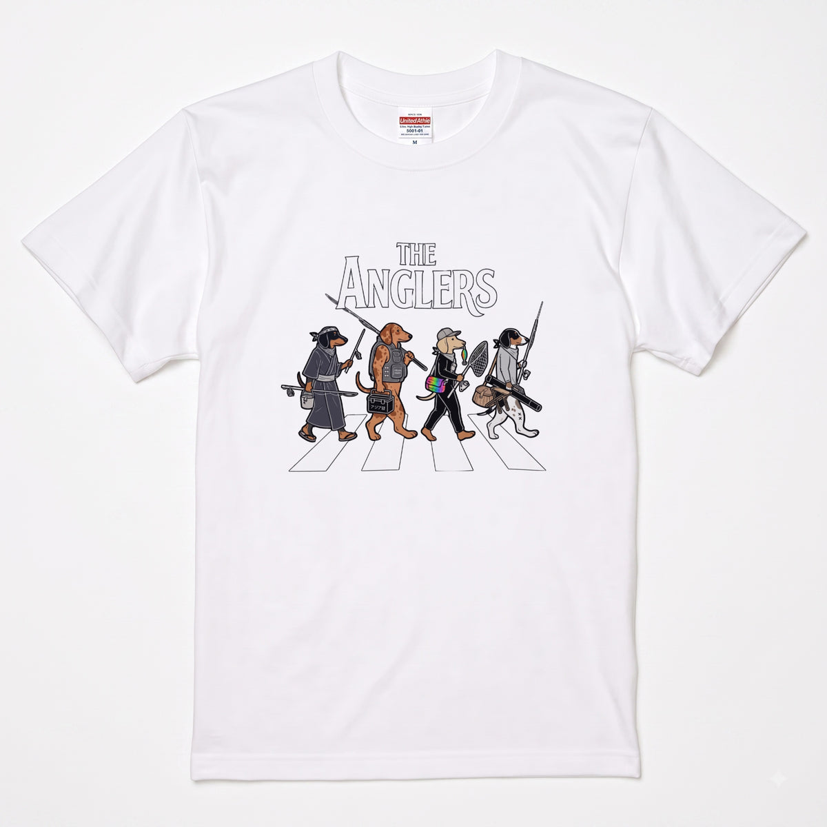 THE ANGLERS DACHSHUND| 釣り人 ミニチュアダックス 横断歩道 ゆるかわ パロディ Tシャツ【犬好き・愛犬家・釣りグッズ・イベント・プレゼントに最適】