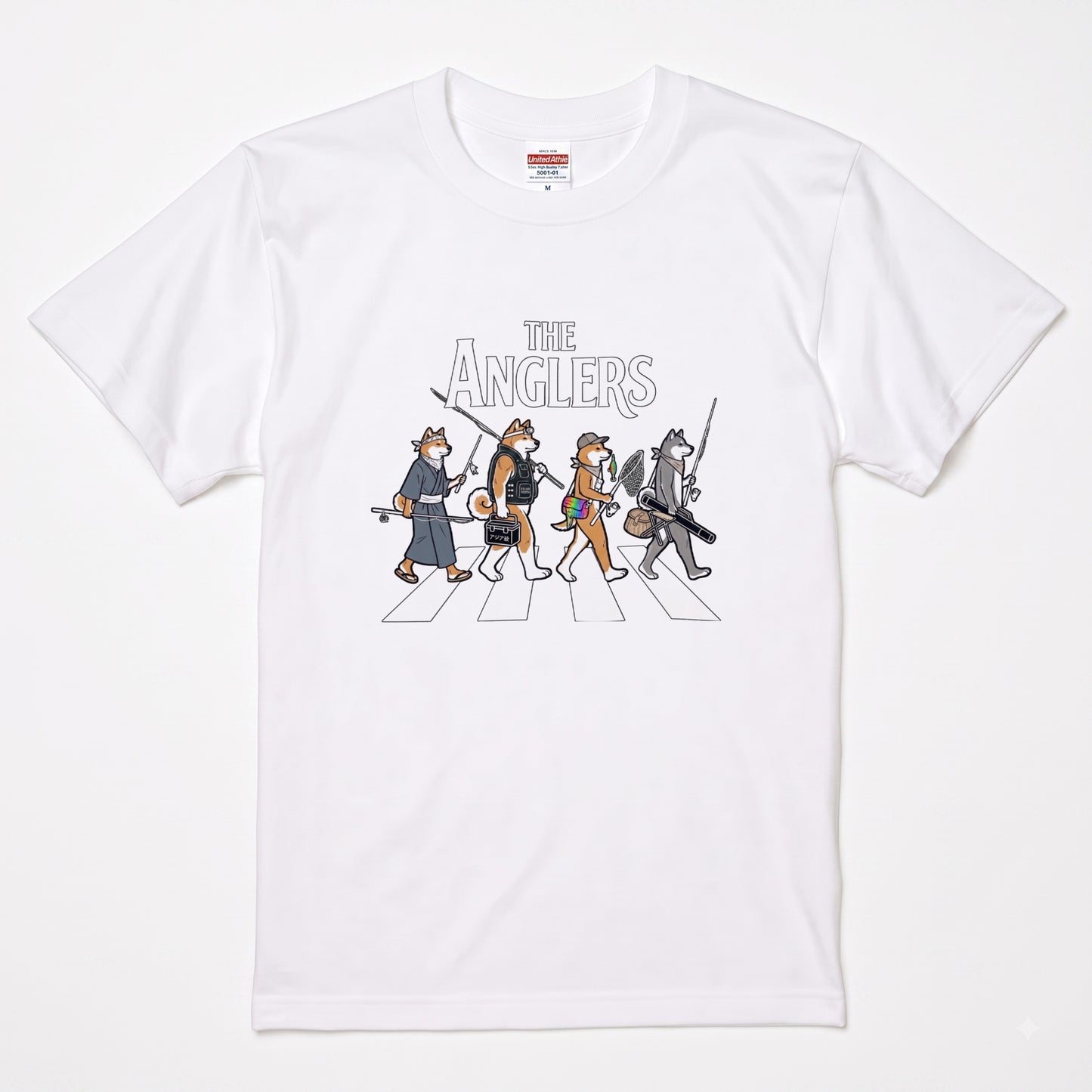 THE ANGLERS AKITA | 釣り人 秋田犬 横断歩道 ゆるかわ パロディ Tシャツ【犬好き・愛犬家・和犬・釣りグッズ・イベント・プレゼントに最適】
