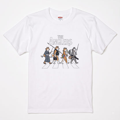 THE ANGLERS AKITA | 釣り人 秋田犬 横断歩道 ゆるかわ パロディ Tシャツ【犬好き・愛犬家・和犬・釣りグッズ・イベント・プレゼントに最適】