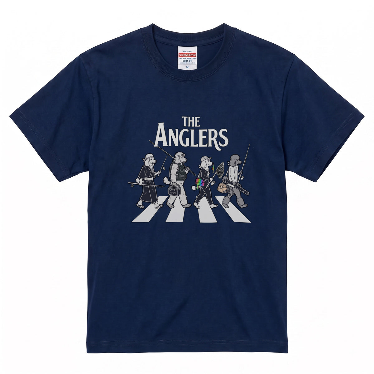 THE ANGLERS POODLE | 釣り人 トイプードル 横断歩道 ゆるかわ パロディ Tシャツ【犬好き・愛犬家・釣りグッズ・イベント・プレゼントに最適】