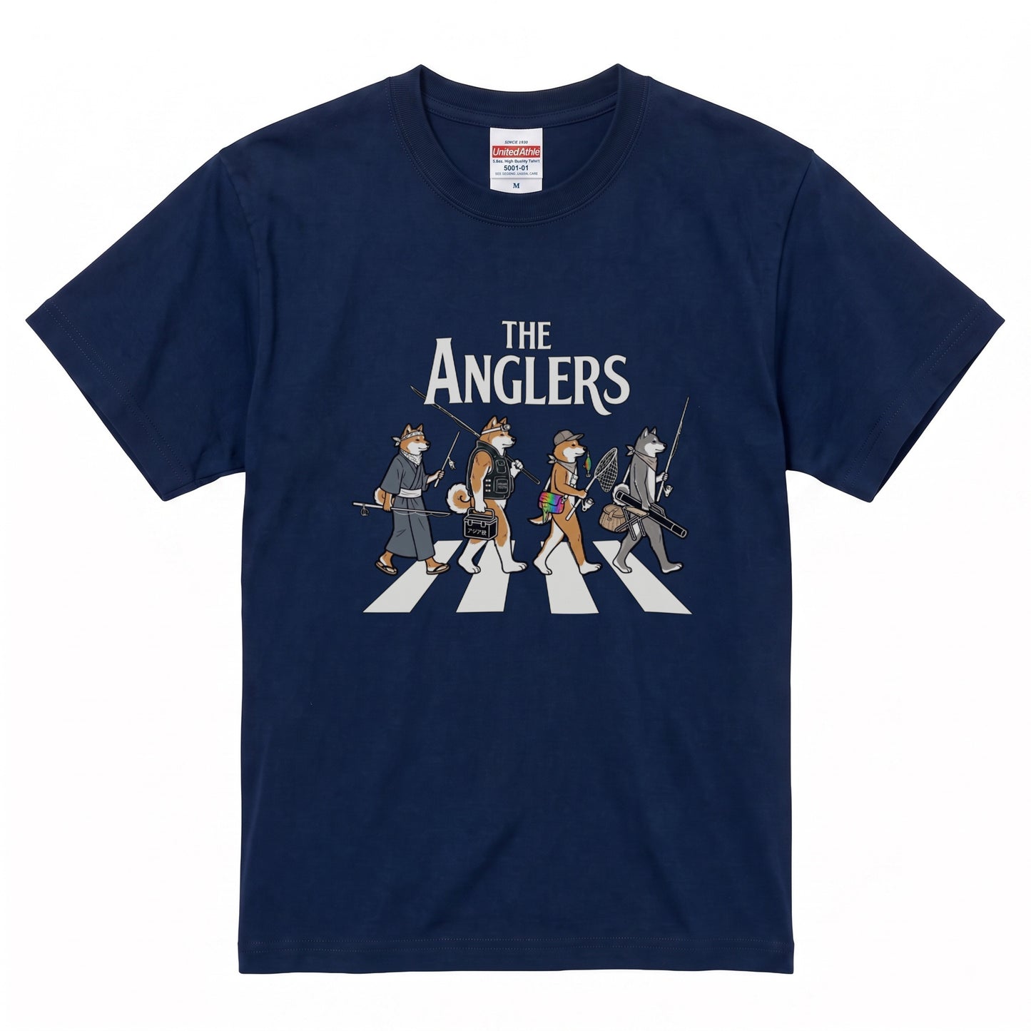 THE ANGLERS AKITA | 釣り人 秋田犬 横断歩道 ゆるかわ パロディ Tシャツ【犬好き・愛犬家・和犬・釣りグッズ・イベント・プレゼントに最適】