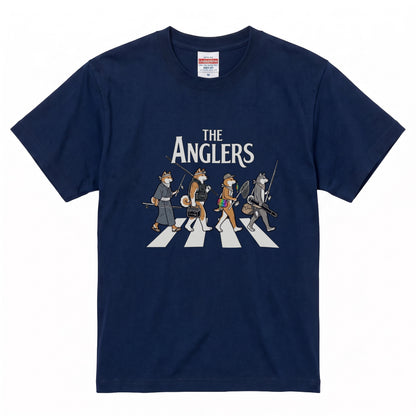 THE ANGLERS AKITA | 釣り人 秋田犬 横断歩道 ゆるかわ パロディ Tシャツ【犬好き・愛犬家・和犬・釣りグッズ・イベント・プレゼントに最適】