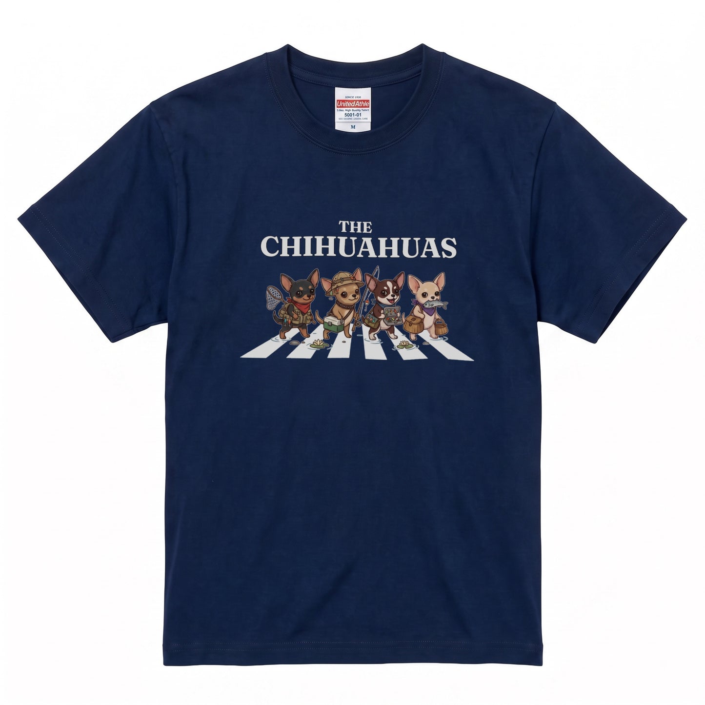 THE CHIHUAHUAS | 横断歩道 ゆるかわ チワワ フィッシング パロディTシャツ【愛犬家・釣り好き・アウトドア・ギフトに最適】