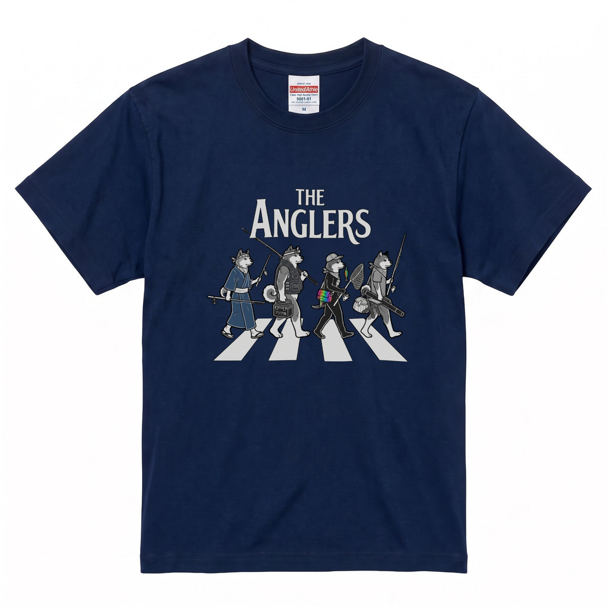THE ANGLERS SHIBA | 釣り人 柴犬 横断歩道 ゆるかわ パロディ Tシャツ【犬好き・愛犬家・和犬・釣りグッズ・イベント・プレゼントに最適】