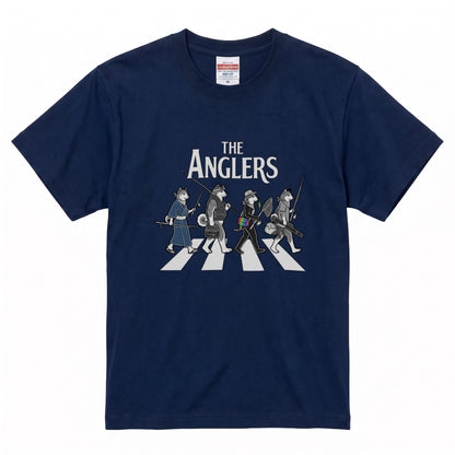 THE ANGLERS SHIBA | 釣り人 柴犬 横断歩道 ゆるかわ パロディ Tシャツ【犬好き・愛犬家・和犬・釣りグッズ・イベント・プレゼントに最適】
