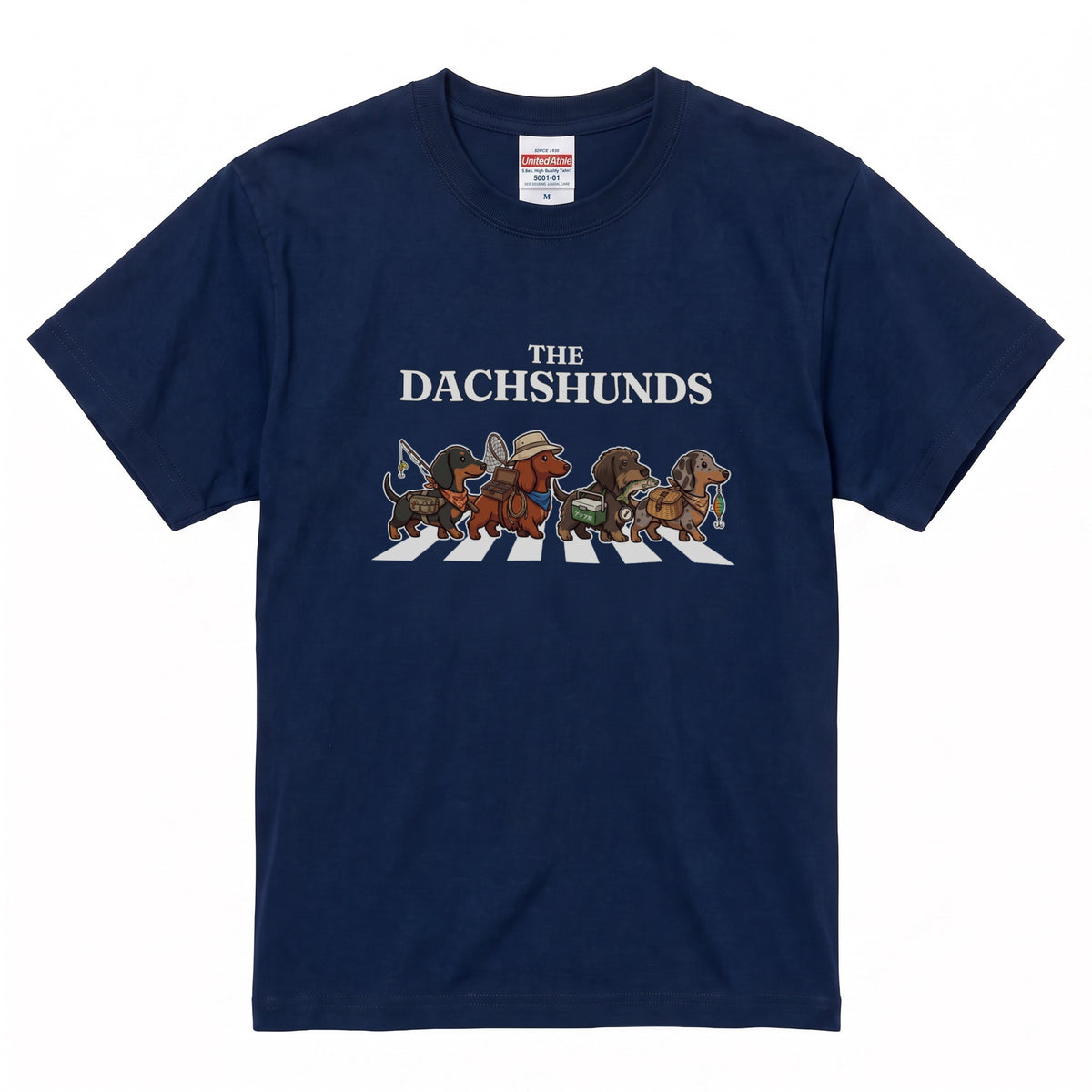 THE DACHSHUNDS | 横断歩道 ゆるかわ ダックスフンド フィッシング パロディTシャツ【愛犬家・釣り好き・アウトドア・ギフトに最適】