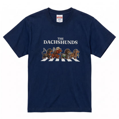 THE DACHSHUNDS | 横断歩道 ゆるかわ ダックスフンド フィッシング パロディTシャツ【愛犬家・釣り好き・アウトドア・ギフトに最適】