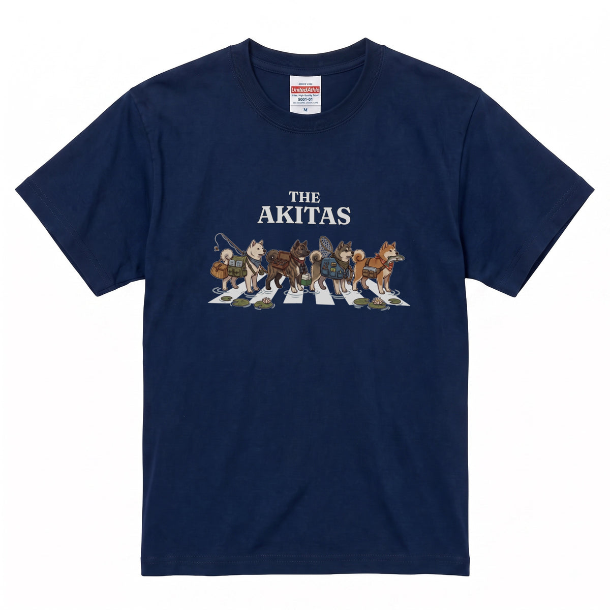 THE AKITAS | 横断歩道 ゆるかわ 秋田犬 フィッシング パロディTシャツ【愛犬家・釣り好き・アウトドア・ギフトに最適】