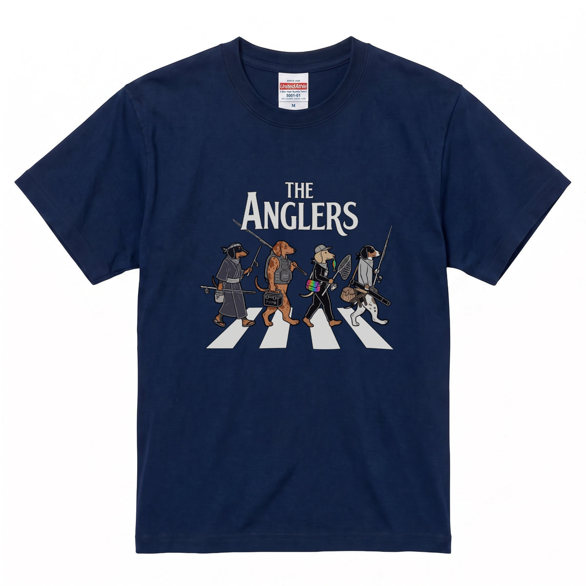 THE ANGLERS DACHSHUND| 釣り人 ミニチュアダックス 横断歩道 ゆるかわ パロディ Tシャツ【犬好き・愛犬家・釣りグッズ・イベント・プレゼントに最適】