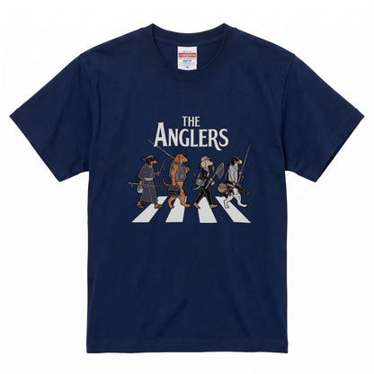 THE ANGLERS DACHSHUND| 釣り人 ミニチュアダックス 横断歩道 ゆるかわ パロディ Tシャツ【犬好き・愛犬家・釣りグッズ・イベント・プレゼントに最適】