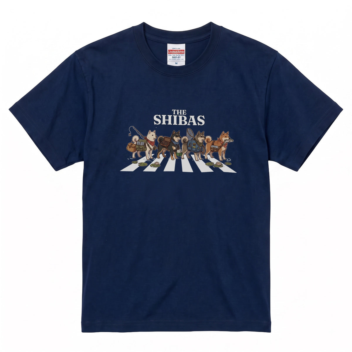 THE SHIBAS | 横断歩道 ゆるかわ 柴犬 フィッシング パロディTシャツ【愛犬家・釣り好き・アウトドア・ギフトに最適】