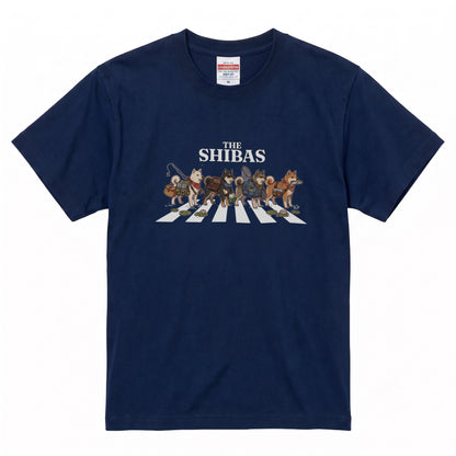 THE SHIBAS | 横断歩道 ゆるかわ 柴犬 フィッシング パロディTシャツ【愛犬家・釣り好き・アウトドア・ギフトに最適】