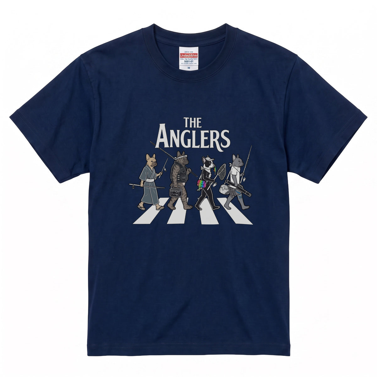 THE ANGLERS BULLDOG | 釣り人 フレンチブルドッグ 横断歩道 ゆるかわ パロディ Tシャツ【犬好き・愛犬家・鼻ぺちゃ犬・釣りグッズ・イベント・プレゼントに最適】