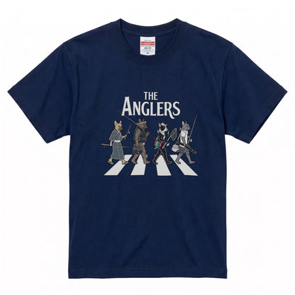 THE ANGLERS BULLDOG | 釣り人 フレンチブルドッグ 横断歩道 ゆるかわ パロディ Tシャツ【犬好き・愛犬家・鼻ぺちゃ犬・釣りグッズ・イベント・プレゼントに最適】