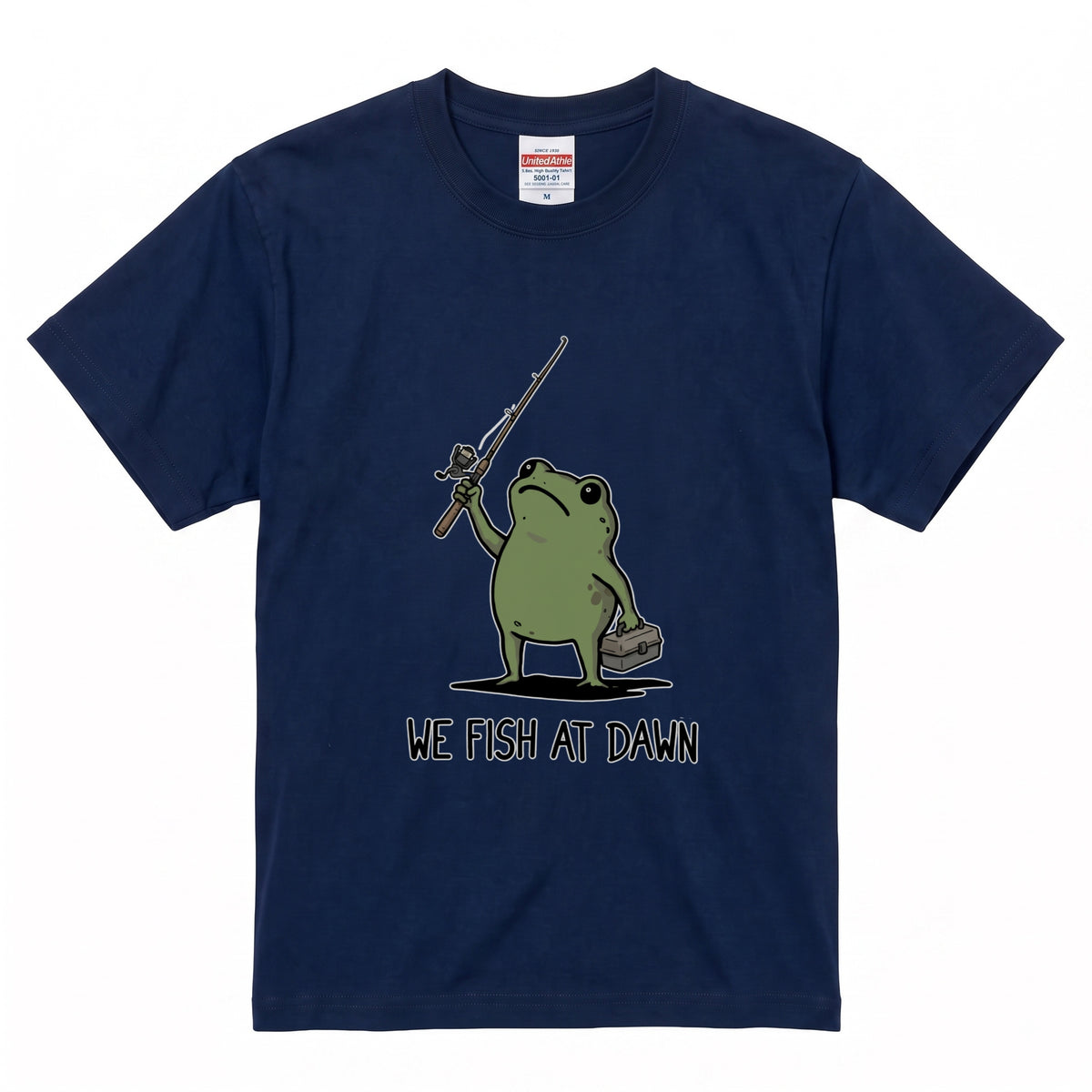 「WE FISH AT DAWN」タックルボックスとカエルTシャツ