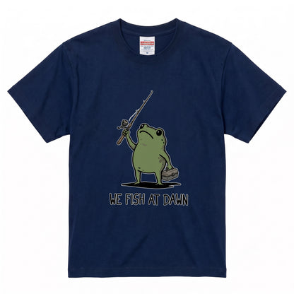 「WE FISH AT DAWN」タックルボックスとカエルTシャツ