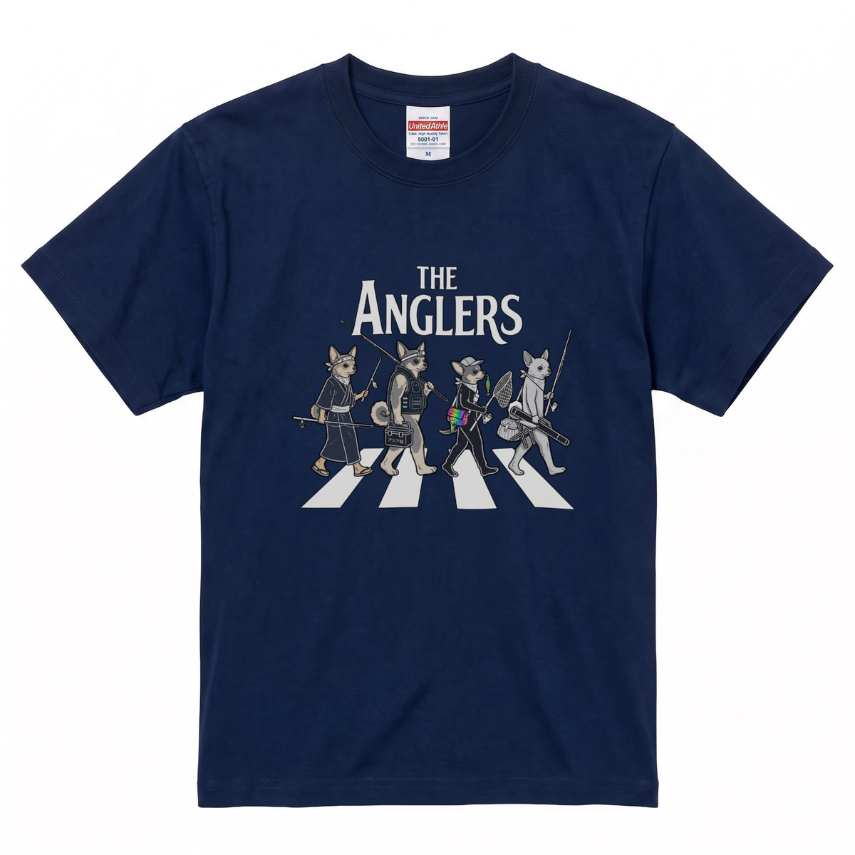 THE ANGLERS CHIHUAHUA | 釣り人 チワワ 横断歩道 ゆるかわ パロディ Tシャツ【犬好き・愛犬家・小型犬・釣りグッズ・イベント・プレゼントに最適】