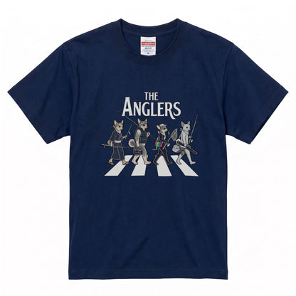 THE ANGLERS CHIHUAHUA | 釣り人 チワワ 横断歩道 ゆるかわ パロディ Tシャツ【犬好き・愛犬家・小型犬・釣りグッズ・イベント・プレゼントに最適】