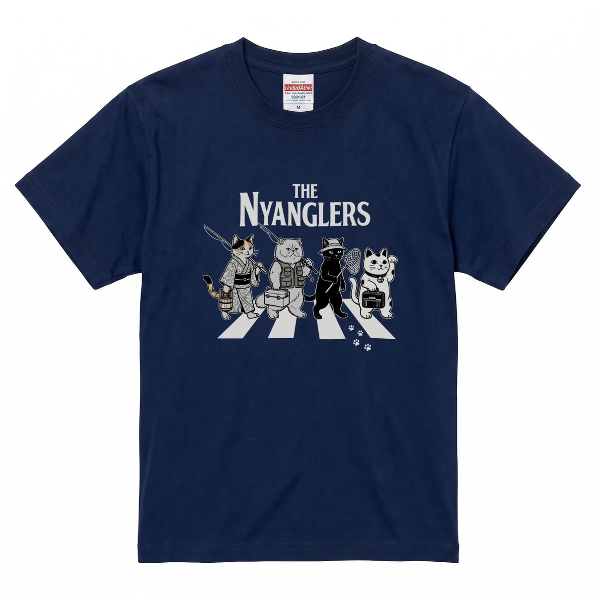 THE NYANGLERS | 招き猫 釣り猫 横断歩道 ゆるかわ パロディ Tシャツ【猫グッズ・釣り人・アウトドア・プレゼントに最適】