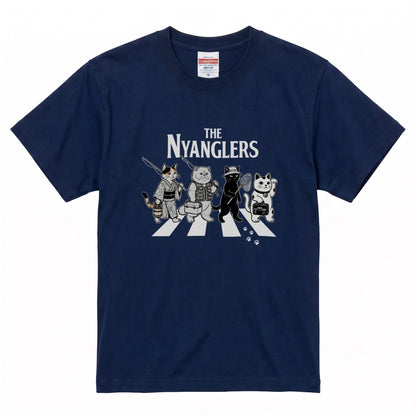 THE NYANGLERS | 招き猫 釣り猫 横断歩道 ゆるかわ パロディ Tシャツ【猫グッズ・釣り人・アウトドア・プレゼントに最適】