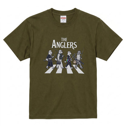 THE ANGLERS POODLE | 釣り人 トイプードル 横断歩道 ゆるかわ パロディ Tシャツ【犬好き・愛犬家・釣りグッズ・イベント・プレゼントに最適】