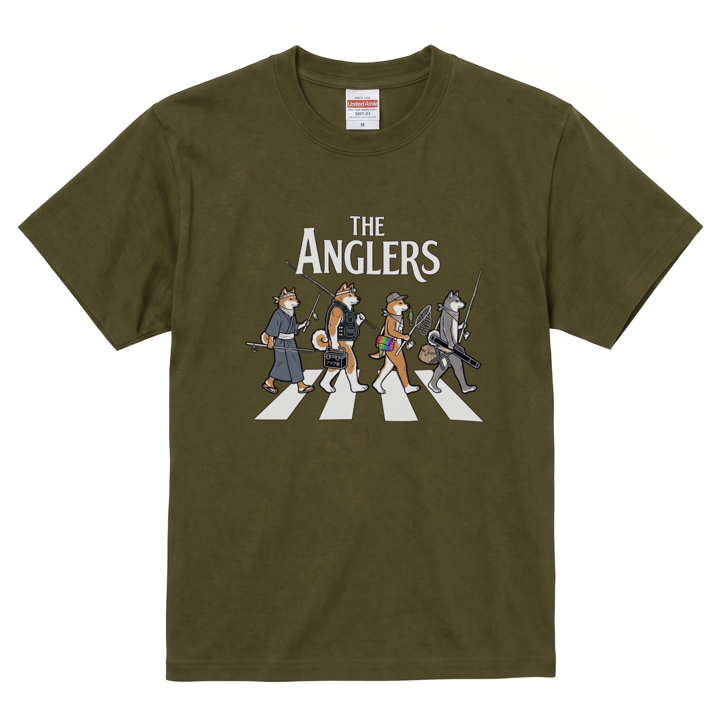 THE ANGLERS AKITA | 釣り人 秋田犬 横断歩道 ゆるかわ パロディ Tシャツ【犬好き・愛犬家・和犬・釣りグッズ・イベント・プレゼントに最適】