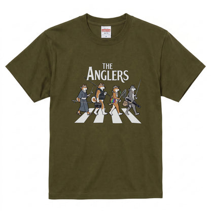 THE ANGLERS AKITA | 釣り人 秋田犬 横断歩道 ゆるかわ パロディ Tシャツ【犬好き・愛犬家・和犬・釣りグッズ・イベント・プレゼントに最適】