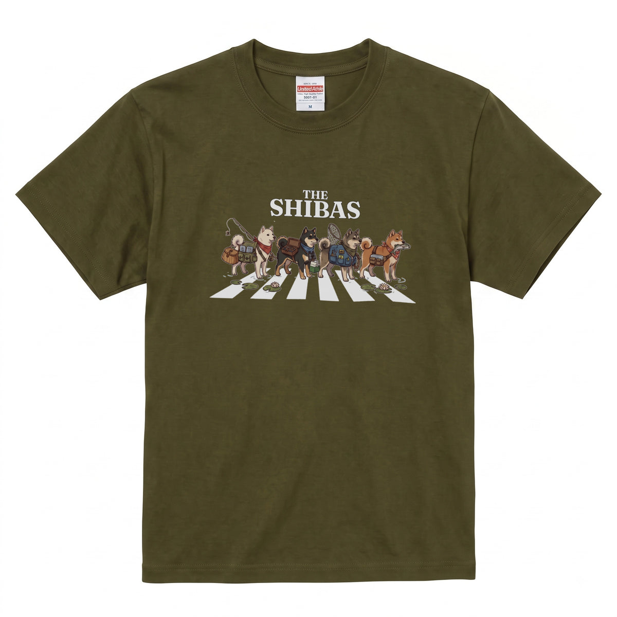 THE SHIBAS | 横断歩道 ゆるかわ 柴犬 フィッシング パロディTシャツ【愛犬家・釣り好き・アウトドア・ギフトに最適】