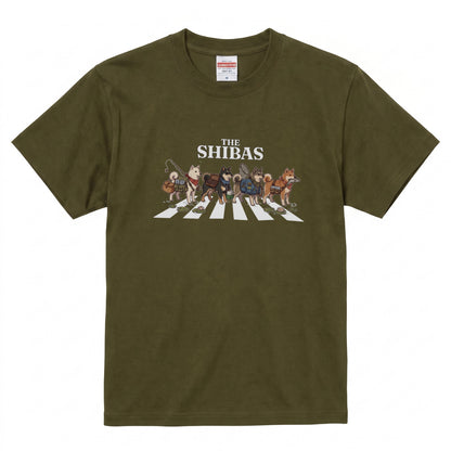 THE SHIBAS | 横断歩道 ゆるかわ 柴犬 フィッシング パロディTシャツ【愛犬家・釣り好き・アウトドア・ギフトに最適】